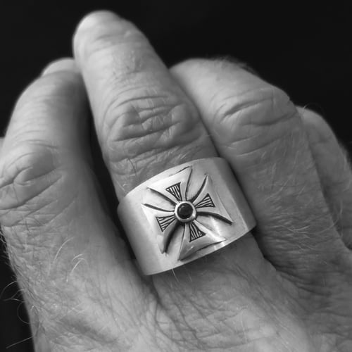 From Sketch to Sparkle: The Bespoke Jewelry Design Process Explained - Cross Ring